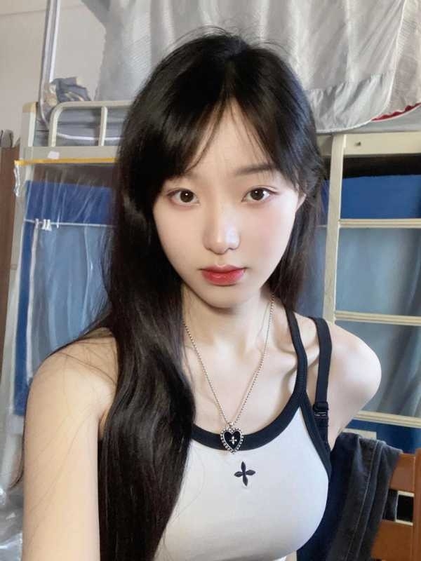 南山新人真人真照极品大学生粉妹