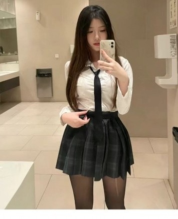 清秀的脸庞