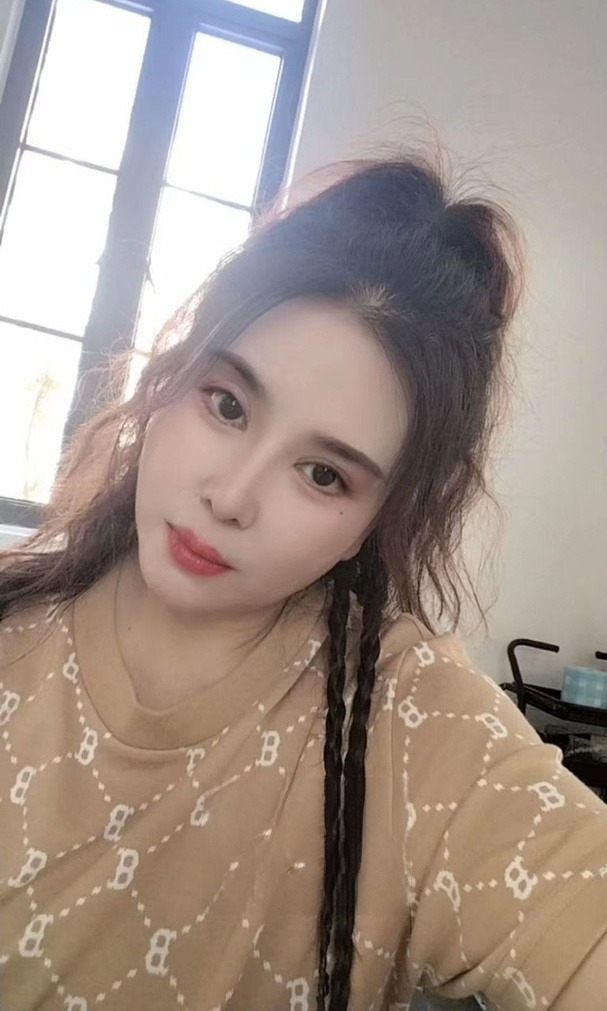 巨汝莉莉